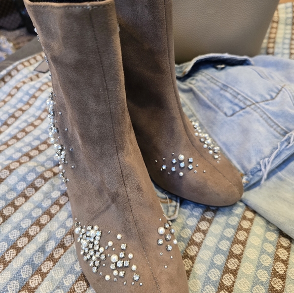 Olivia Miller Ankle zip Pearl and Rhinestone Booties, Size 8.5US - Picture 3 of 7